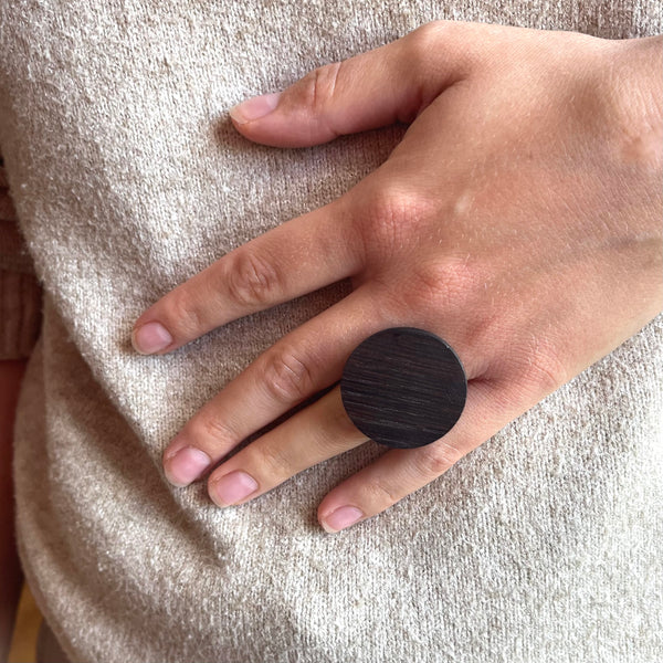 Sølvring med Wenge træ. Drejerindens smykker