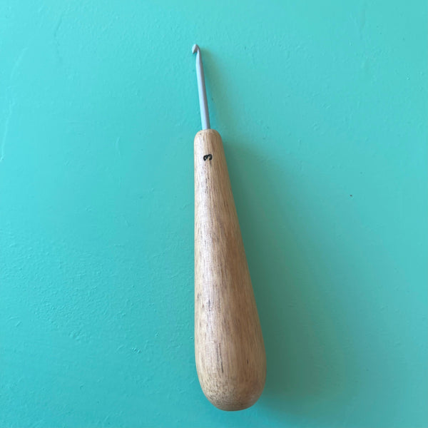 Hæklenål str 4 med lys træ greb