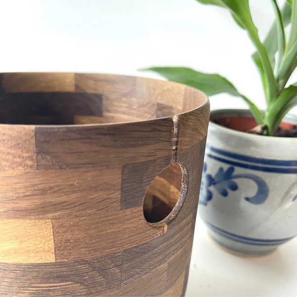 Detalje billede strikkeskål i røget egetræ