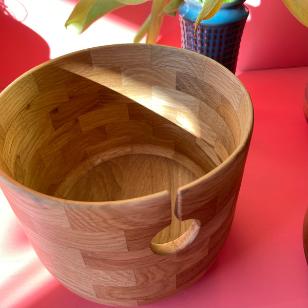 Detalje af garnskål i egetræ