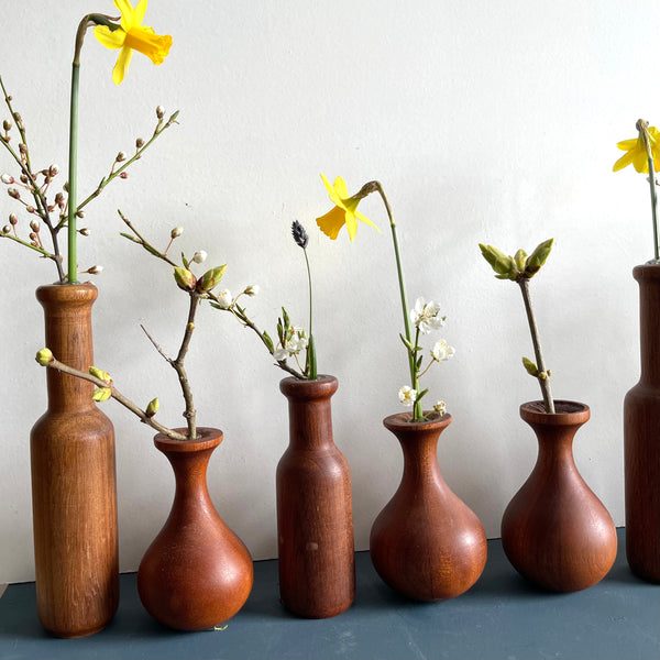 samling af minivaser i mahogni