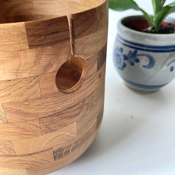 Detalje billede af egetræs strikkeskål