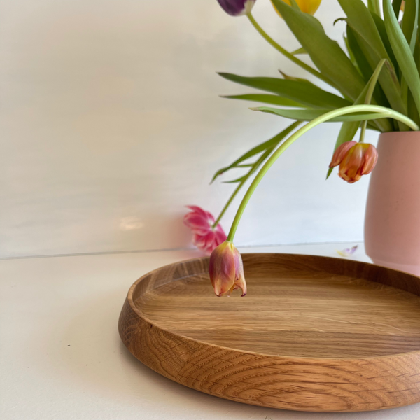 detaljebillede egetræsfade med buet kant