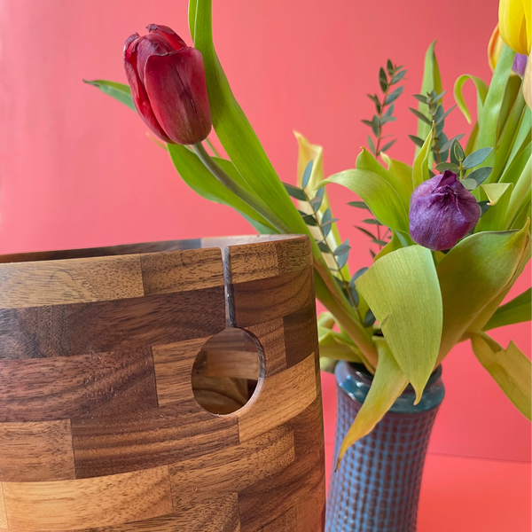 Detaljebillede af garnskål i røget egetræ