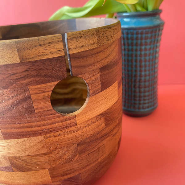 garnskål i røget egetræ detalje