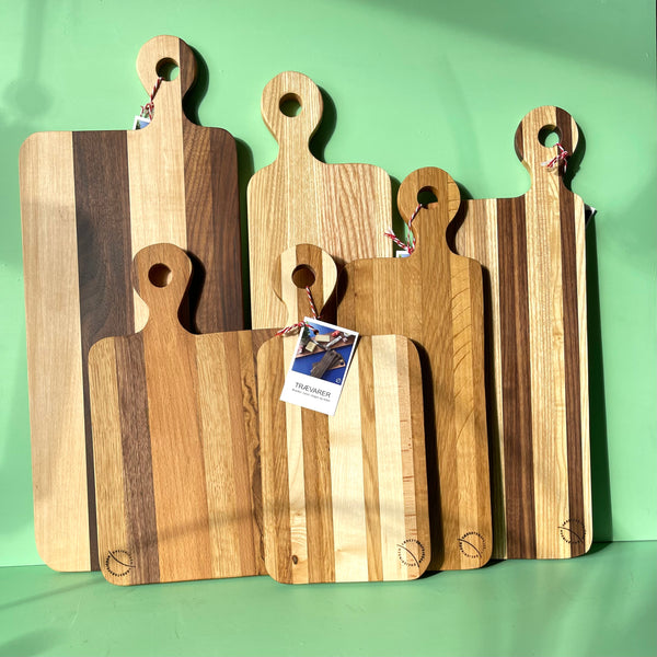 Opstilling af tapasbrætter med håndtag. forskellige træsorter sammensat