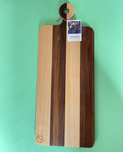 Langt tapasbræt med håndtag - brede striber i varierende træsorter -stor kontrast.