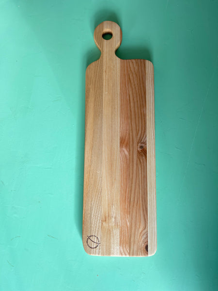 lyst langt tapasbræt med håndtag - asketræ