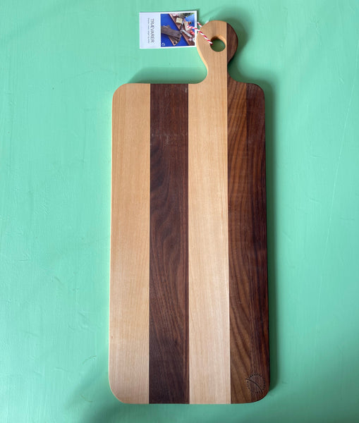 langt tapasbræt i blandede træsorter - brede striber, med håndtag