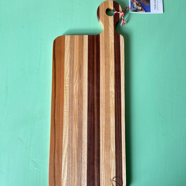 langt tapasbræt i blandede træsorter-tynde striber. Med håndtag