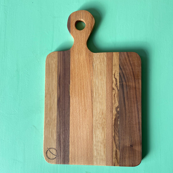 lille tapasbræt med håndtag. blandet træsorter brede striber