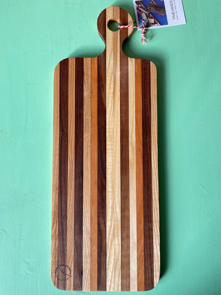 langt tapasbræt med håndtag. blandet træsorter i lyse og mørke farver. Spraglet