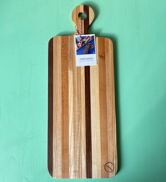 langt tapasbræt i blandet træsorter.  med håndtag