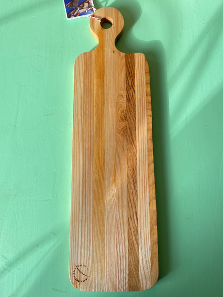 langt lyst tapasbræt med håndtag - hovedsageligt asketræ