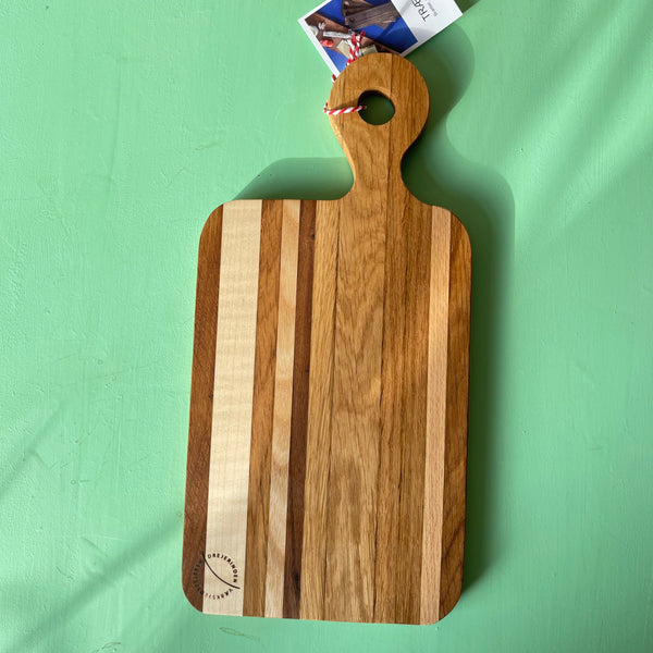 lille tapasbræt med smal og bred stribe - lyst træ og med håndtag