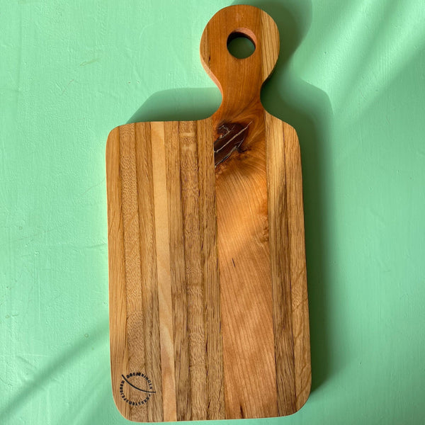 lille tapasbræt mest egetræ og svage striber. Med håndtag