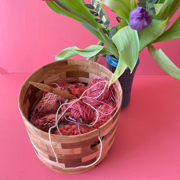 Detalje fra garnskål i blandede træsorter