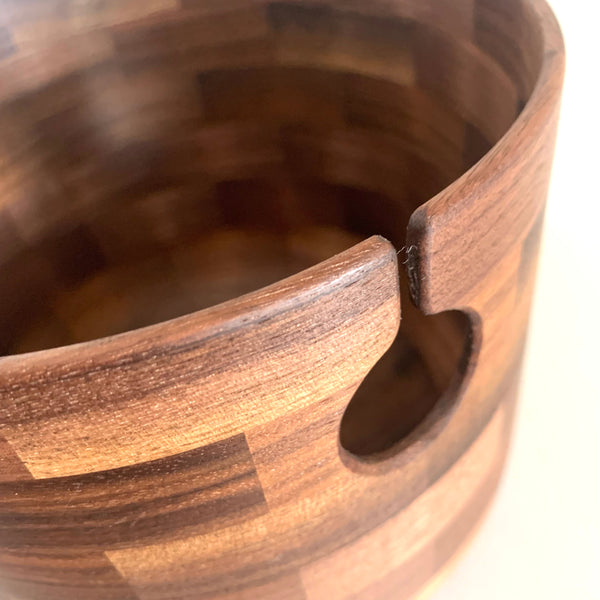 Detaljebillede af Strikkeskål i valnød