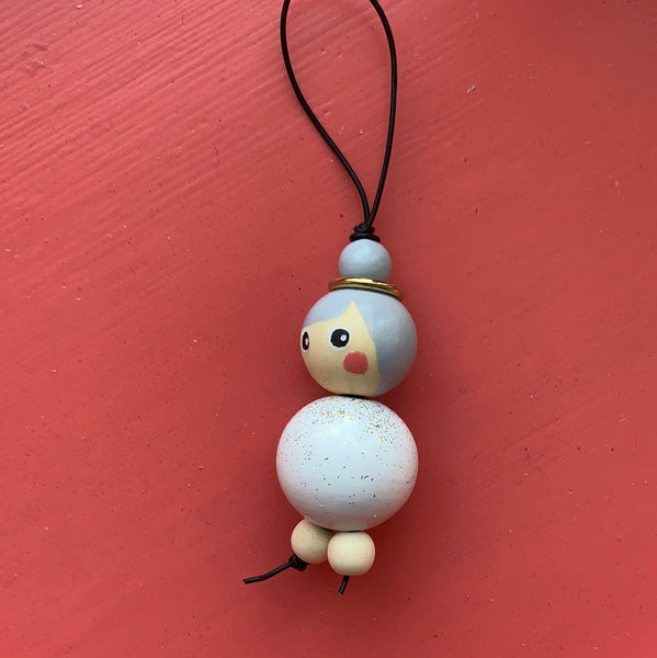 miss gloria med gråt hår