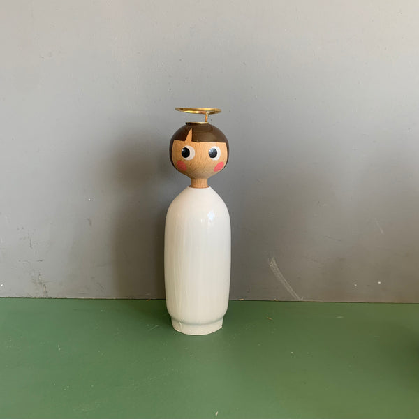 brunhåret miss gabriella i lyst træ