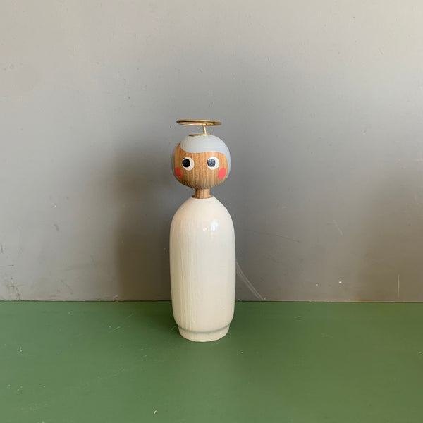 gråhåret miss gabriella i mørkt træ