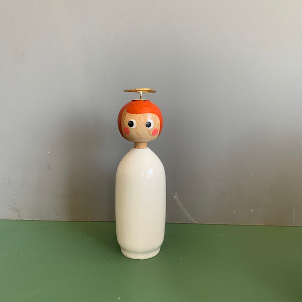 rødhåret miss gabriella i lyst træ