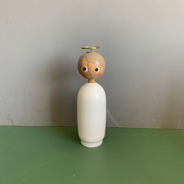 miss gabriella med kommunefarvet hår i lyst træ