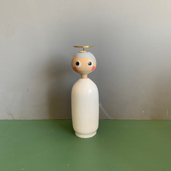 gråhåret miss gabriella i lyst træ