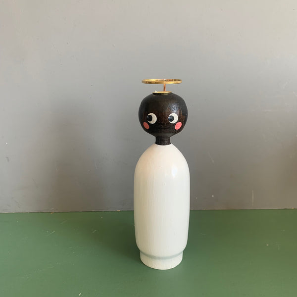 sorthåret miss gabriella i mørkt træ