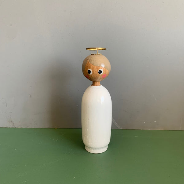 miss gabriella med kommunefarvet hår mørkt træ