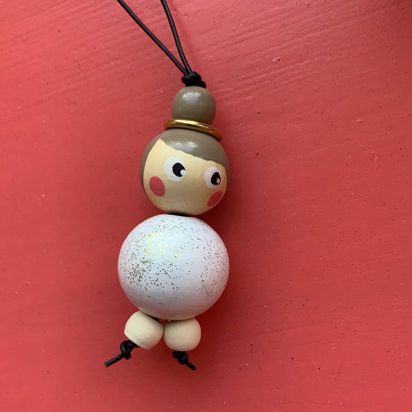 miss Gloria med kommunefarvet hår