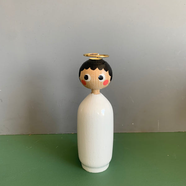 sorthåret miss gabriella i lyst træ