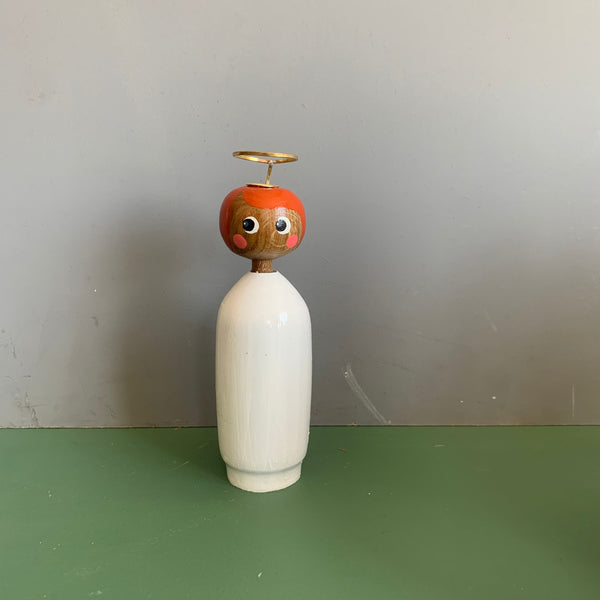 rødhåret miss gabriella i mørkt træ