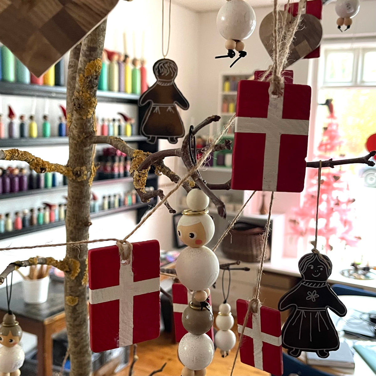 Håndmalet juletræsflagranke