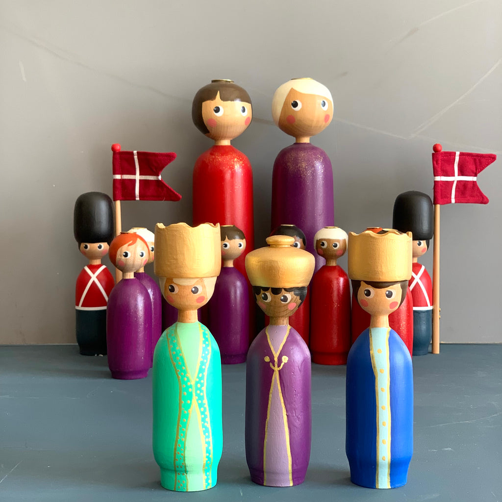 Hellig tre konger, de vise mænd foran julefigurer